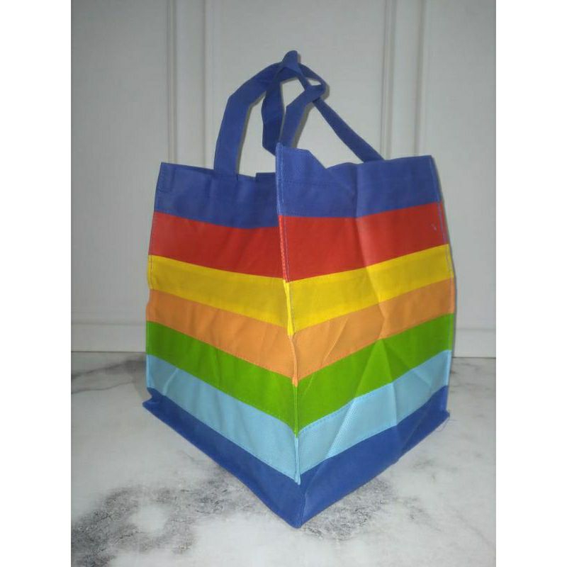 

Tas Hajatan / Tas Tasyakuran / Tas Berkat motif rainbow. ukuran PxLxT 24x22x27 muat dus nasi ukuran 22 ditambah dus kue diatasnya. Bahan spunbond tebal 75 gsm dijahit