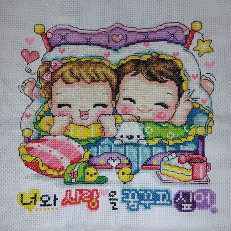 cross stitch sulaman kristik sudah jadi bayi di kasur