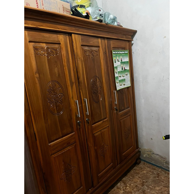 LEMARI KAYU 3 PINTU SECOND LIKE NEW