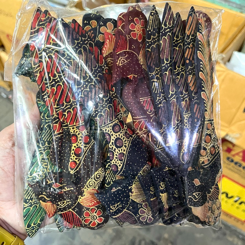 

Pembatas buku wayang batik kayu / Pisau kertas pembuka amplop 1 kodi (isi 20pcs) Oleh pleh souvenir khas jogja indonesia