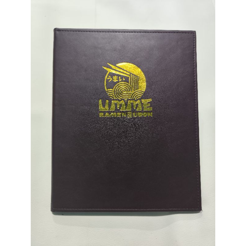 

Cover Buku Menu Restoran Bahan Kulit Ukuran A4 Model Jepit Baut Logo Embos