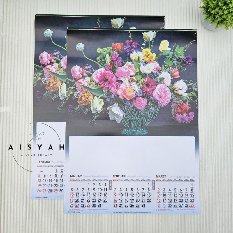 

kalender tahun 2025 rangkain bunga Ao 114 ukuran 38 x 54 cm 4 lembar x 3 bulanan(terima castume cetak merek)