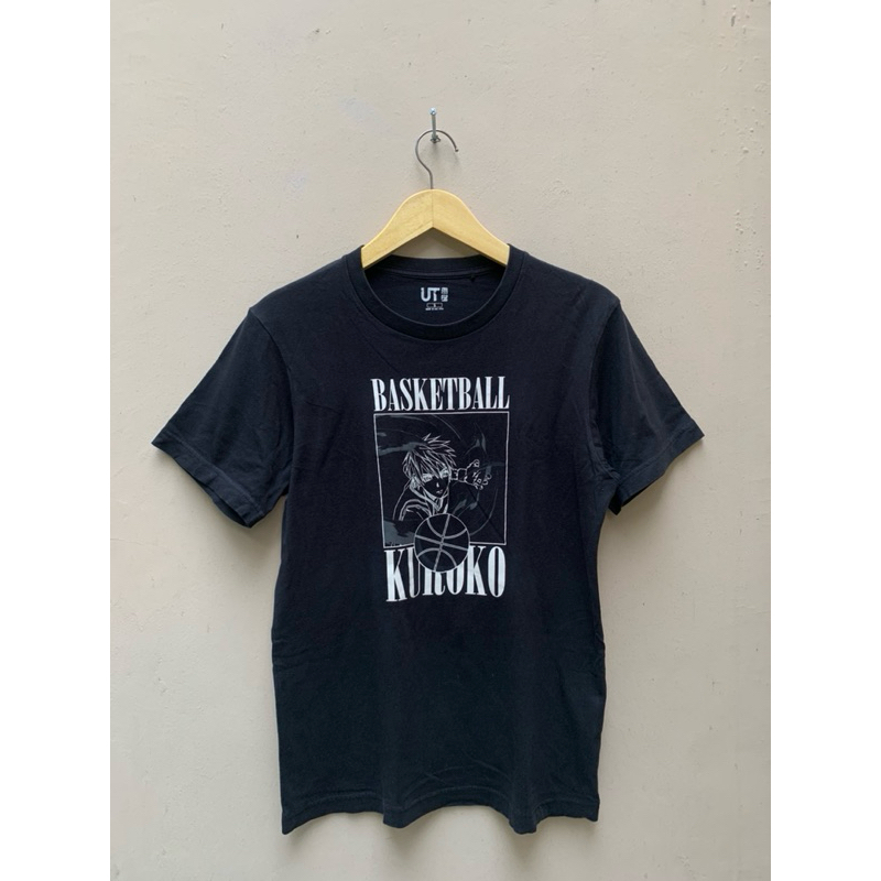 baju kaos uniqlo UT hitam size S lengan pendek second bekas preloved thrift murah
