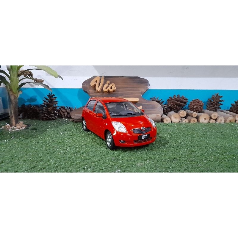 Diecast Miniatur Toyota Yaris merah skala 1:18