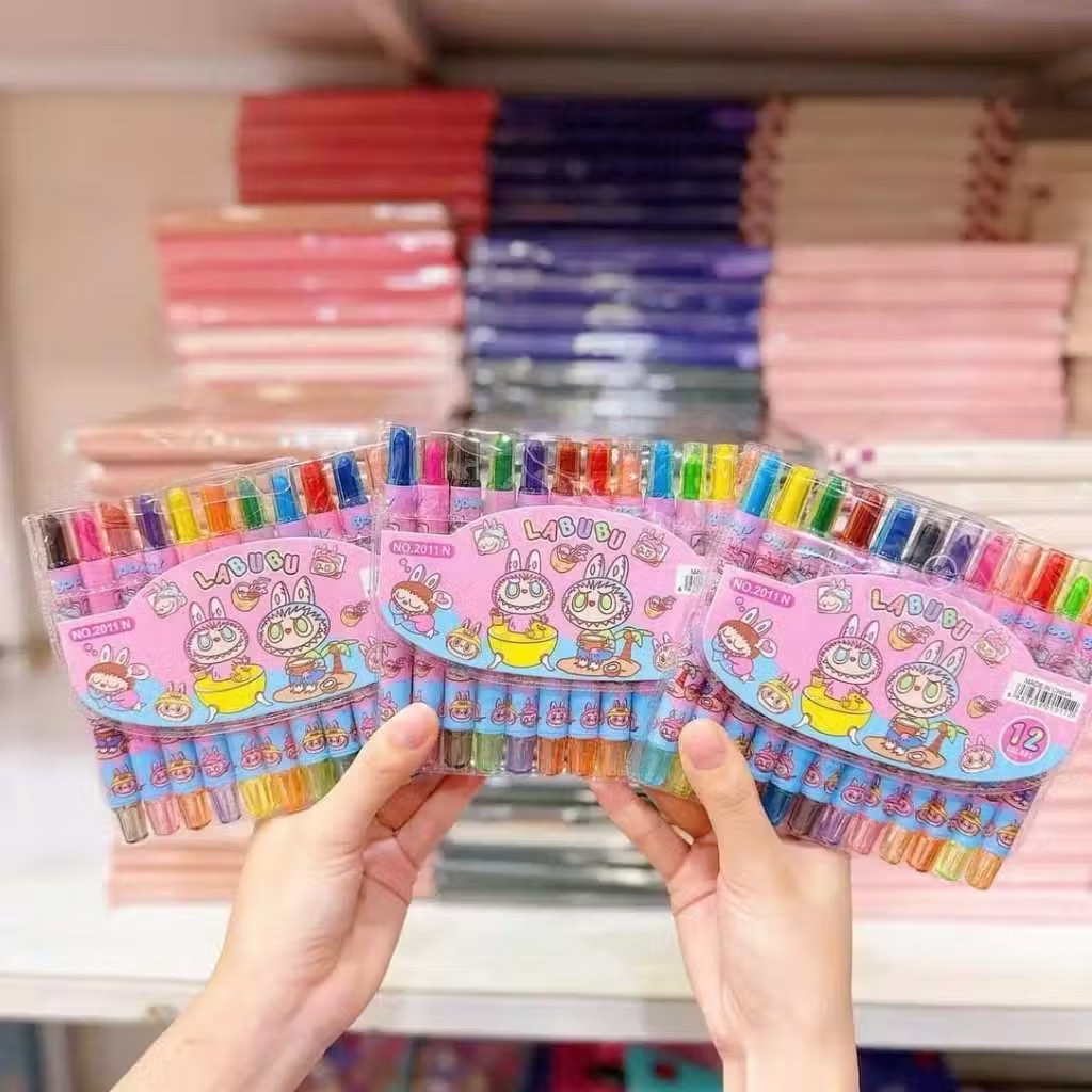 

Crayon LABUBU Stick Putar Warna Warni Pastel isi 12 Crayon Panjang Putar Pensil Warna Crayon Set Mewarnai Anak