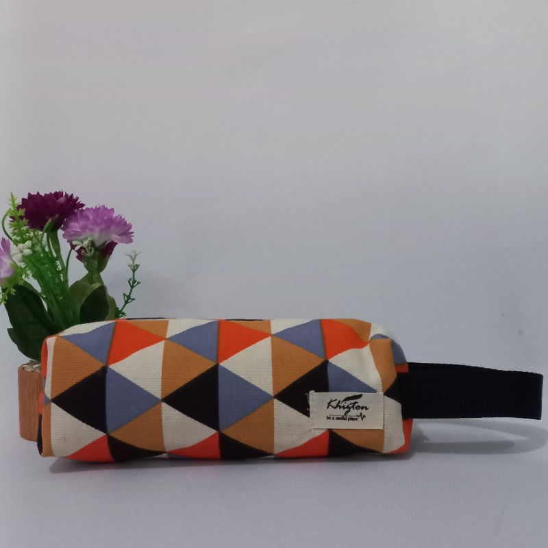 

Tempat pensil atau make up travel kanvas motif triangel orange