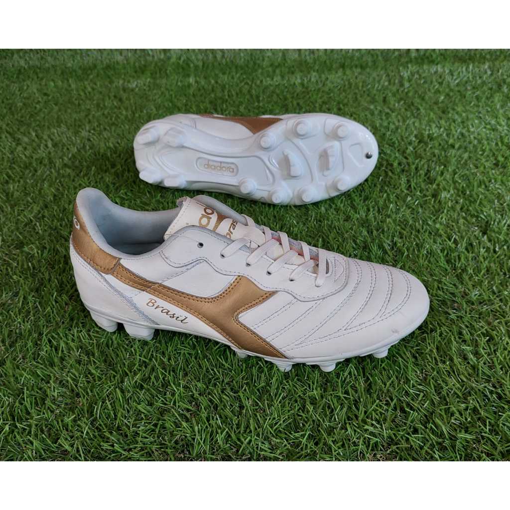 Cuci Gudang Sepatu Sepakbola Bahan Kulit Asli / Sepatu Bola Ddr Kulit