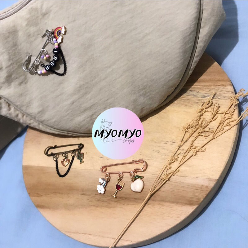 Pin/Bros Peniti besar dengan hiasan lucu