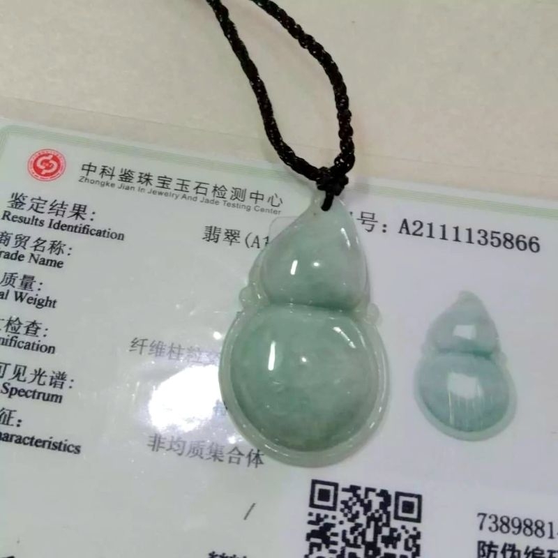 5866 Liontin giok ukiran Holo/Hulu -giok asli. giok jadeite ukiran Holo/labu cina bersertifikat