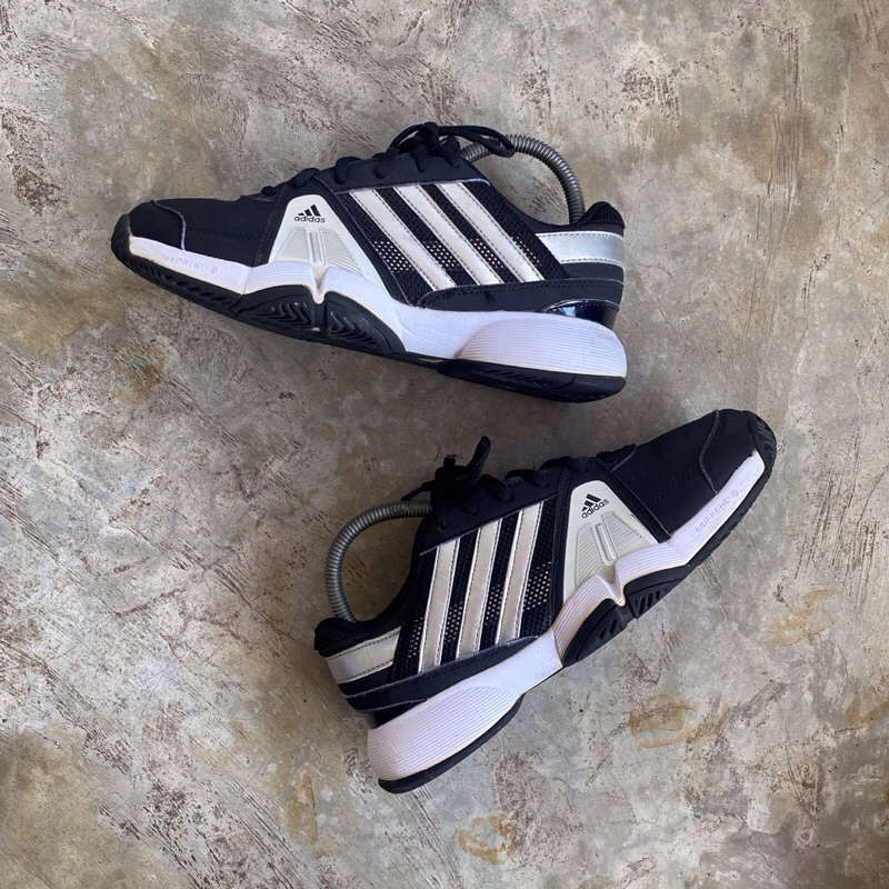 Sepatu tenis lapangan Adidas