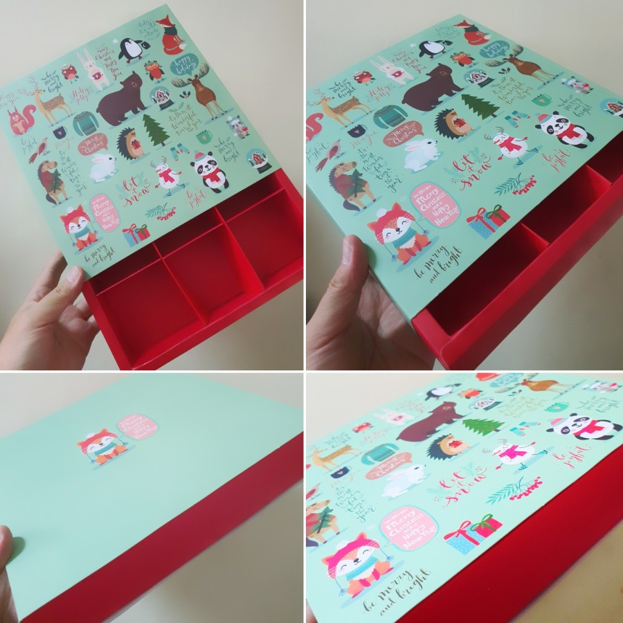 

1 Pack Isi 5 Pcs Dus Parcel Natal Sekat 9 Merah Box Motif Green Christmas Ukuran 7.3 x 7.3 x 4.5 cm