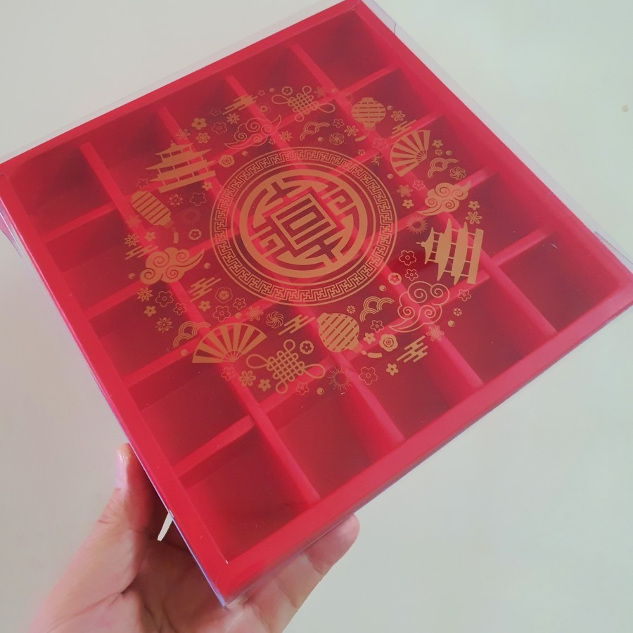 

1 Pack Isi 5 Pcs Dus Parcel Imlek Mika Sekat 25 Merah Box Motif Chinese New Year Ukuran 21.5 x 21.5 cm x 3.5 cm