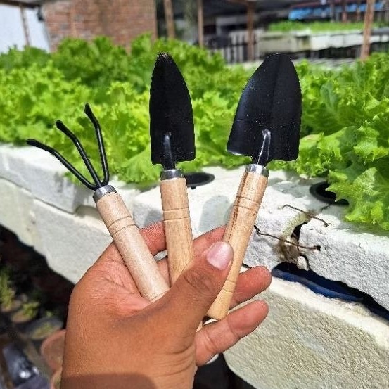 Lebih Bermanfaat  Alat Berkebun 3 in 1  Sekop Garden Tools Alat Berkebun Sekop Taman Pasir Bunga Tan