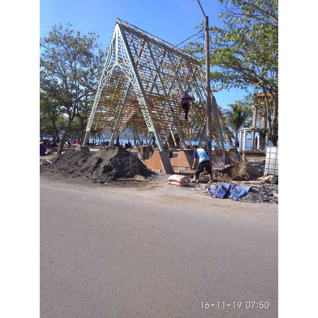 Gazebo taman besi atap kayu minimallis modern Bandung