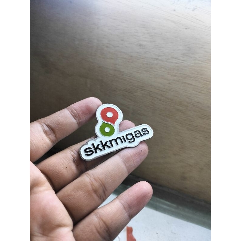 pin custom logo SKK MIGAS bahan stainless