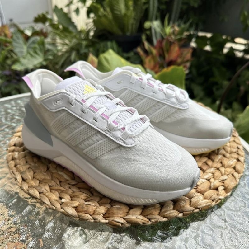 sepatu adidas wanita Avryn IG0645