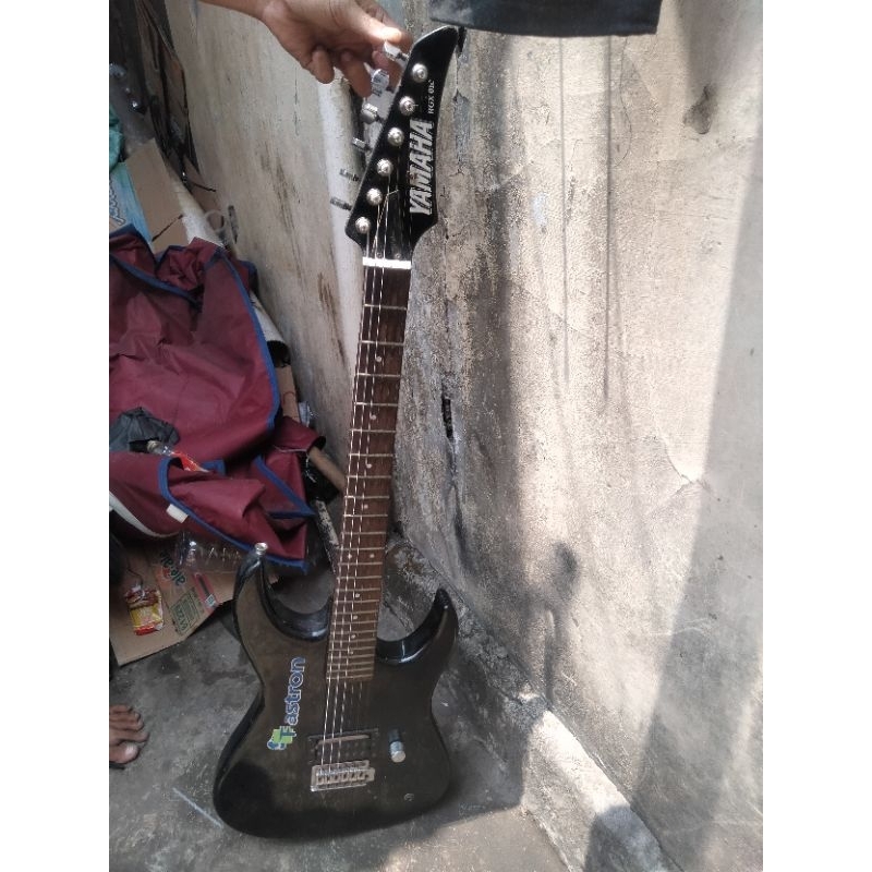 gitar listrik merek Yamaha