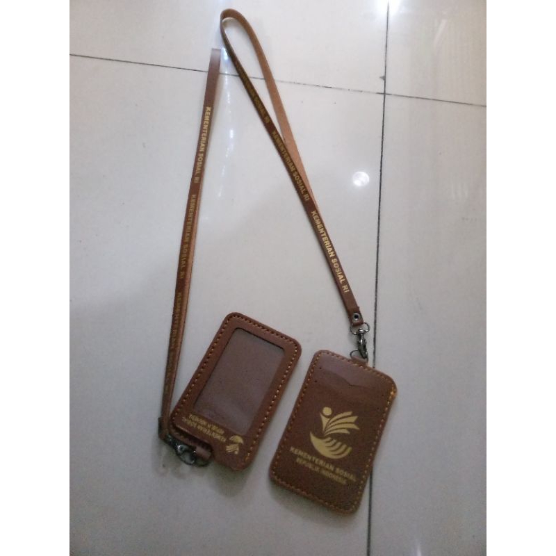 

tempat id card kementrian sosial tali semi kulit sablon bahan kalep semi kulit warna coklat dan hitam tersedia bisa buat 3 kartu lainnya di balekang
