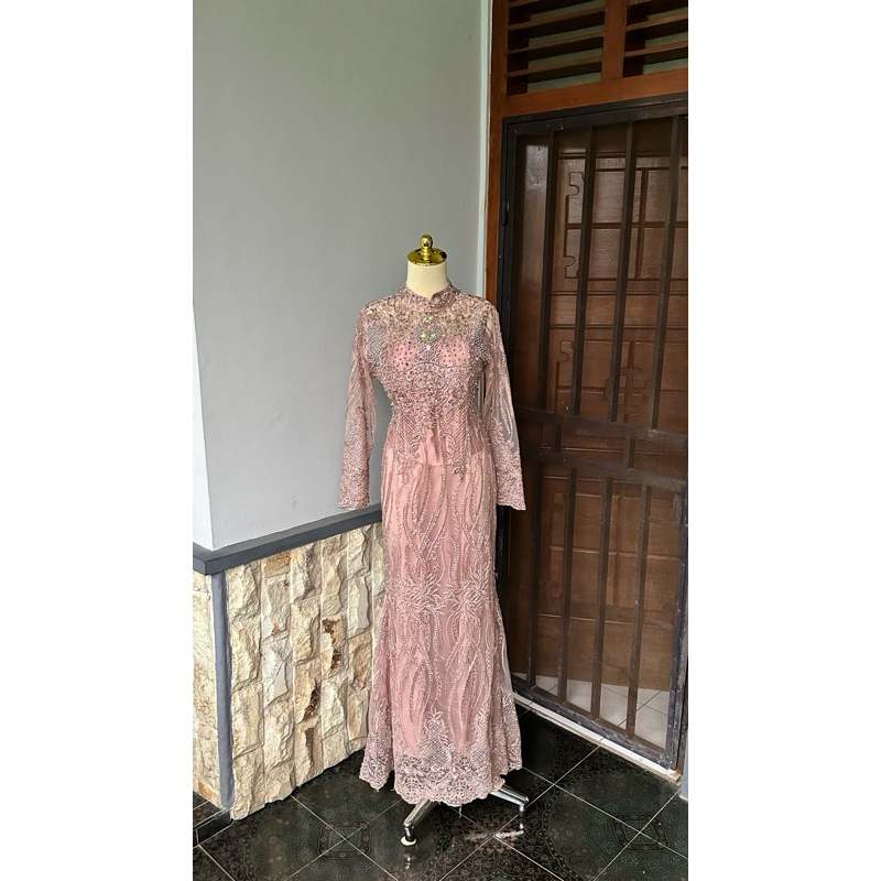 Gaun pengantin slim dress lengkap ekor