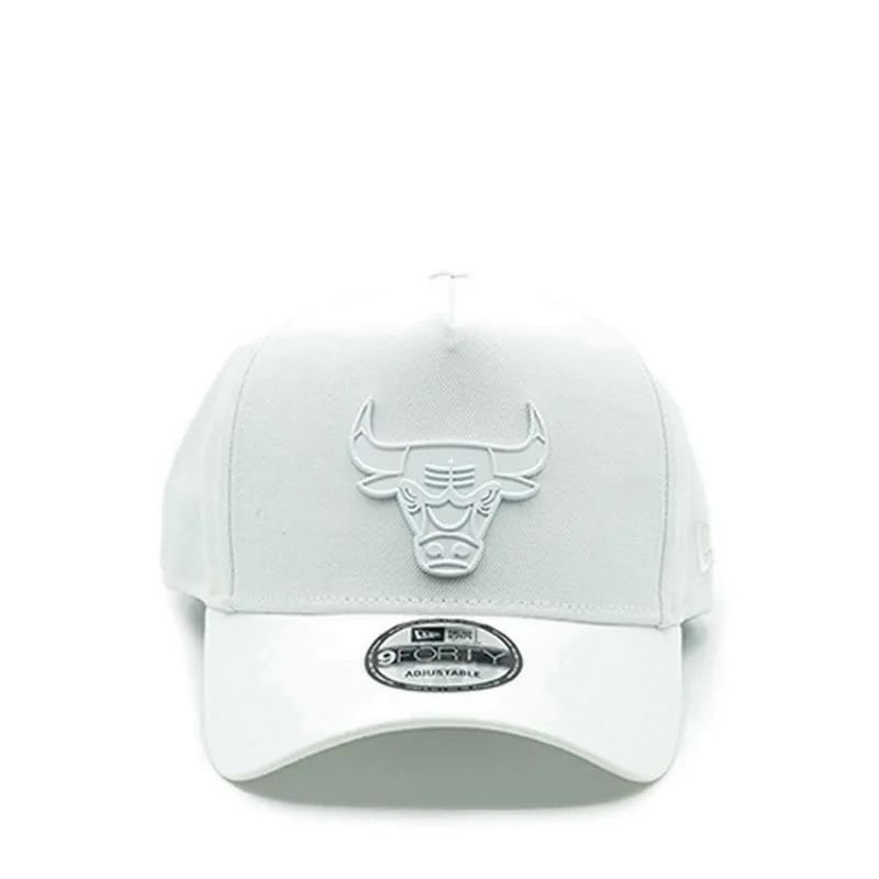 TOPI NEWERA METAL LOGO CHICAGO BULLS STPBK MATT BADGE CHIBUL MEN'S CAPS - WHITE