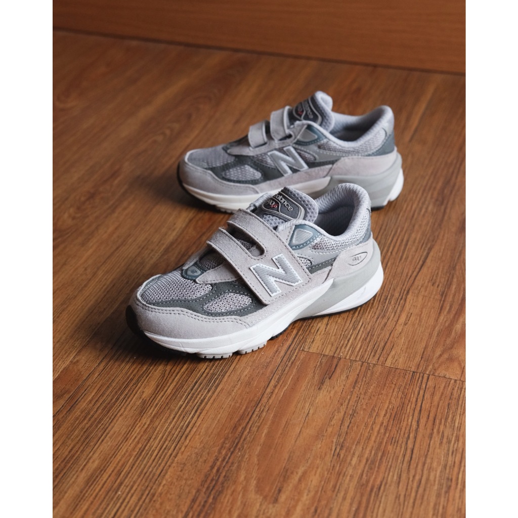 NEW BALANCE 990 v6 KIDS - CHARM GREY SILVER