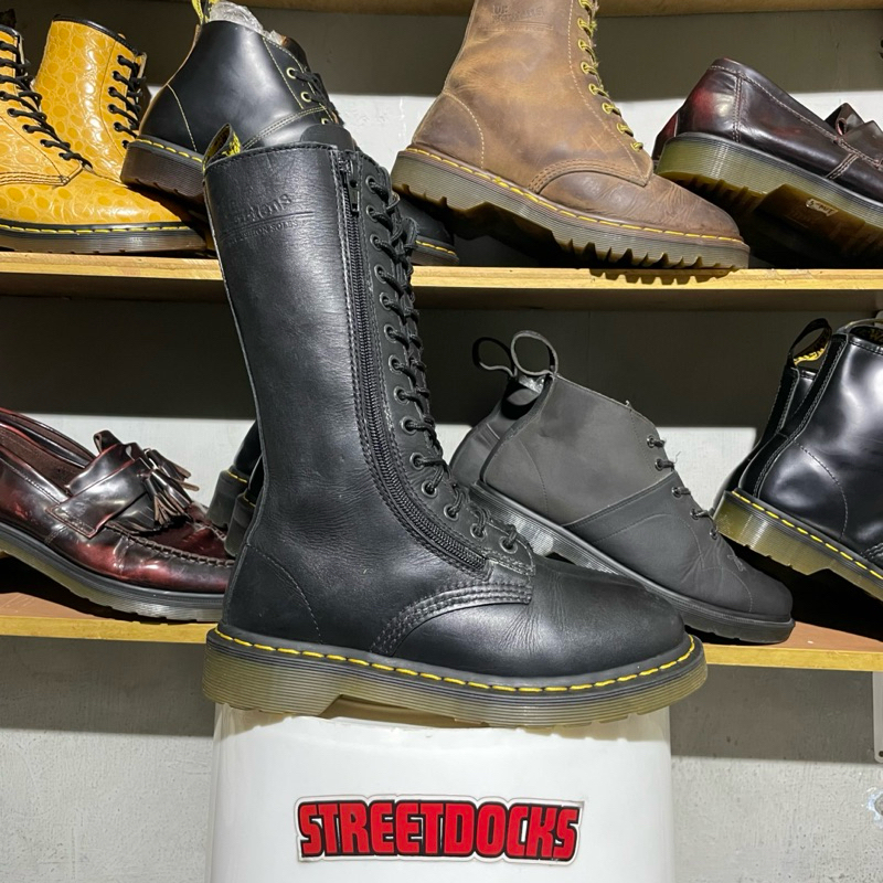 (size 38) DR MARTENS 14 HOLE ORIGINAL