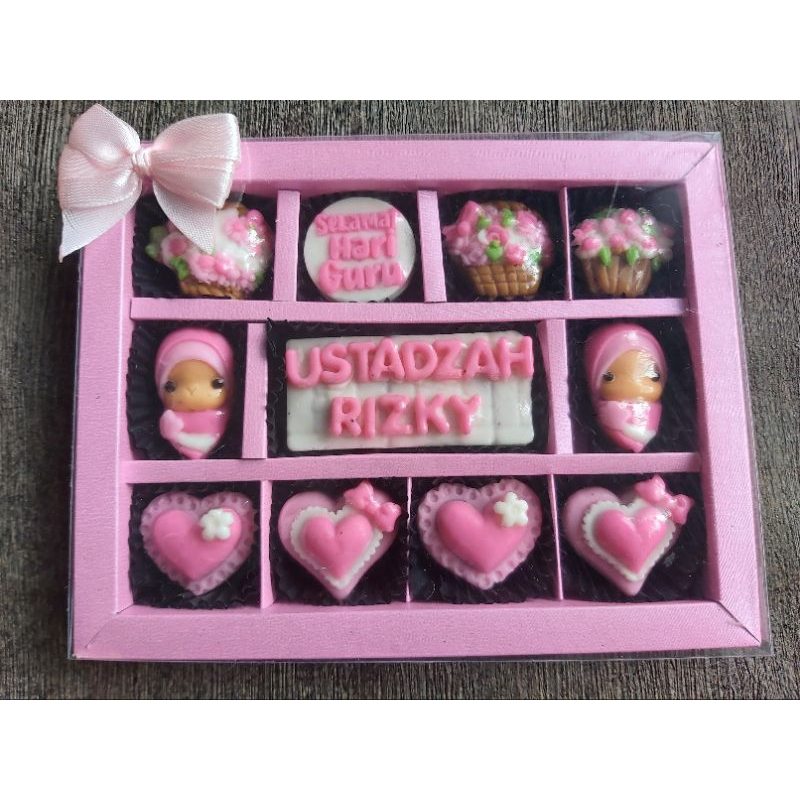

Coklat karakter box medium hari guru