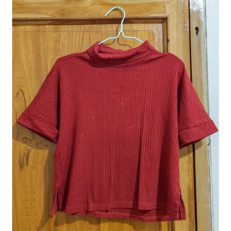 PRELOVED RODEO Turtleneck —Atasan Wanita Turtle Neck — Adem dan Nyaman Warna Merah Batu Bata (Terrac