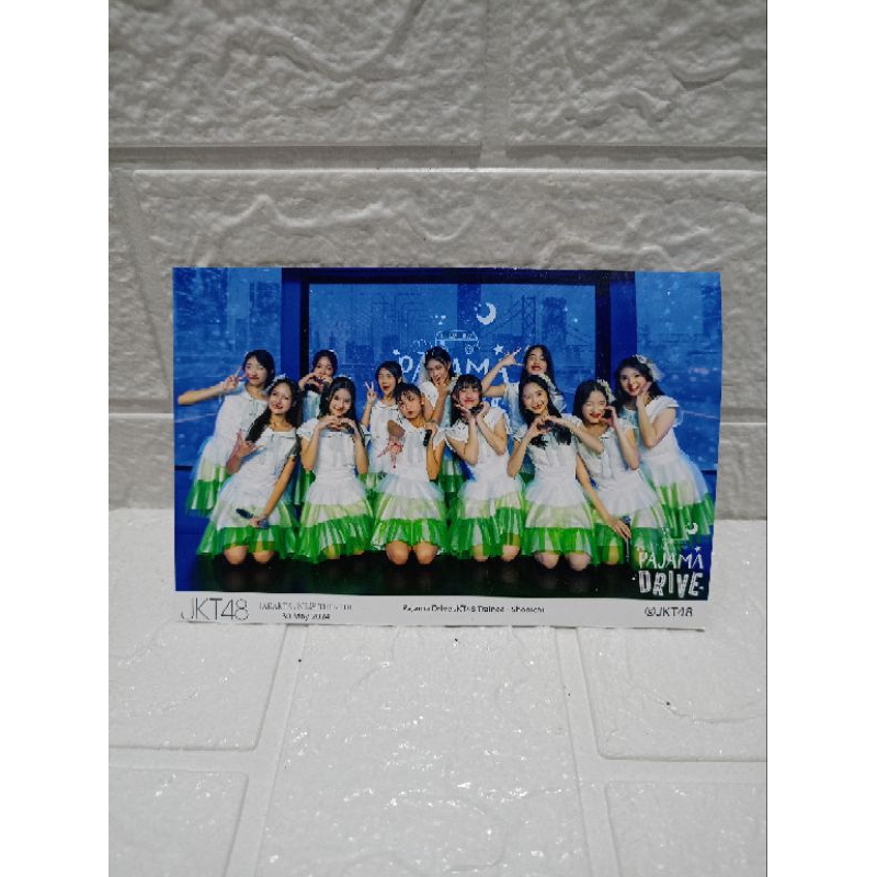 PHOTOGRUOP PAJAMA DRIVE TRAINEE POSE 2