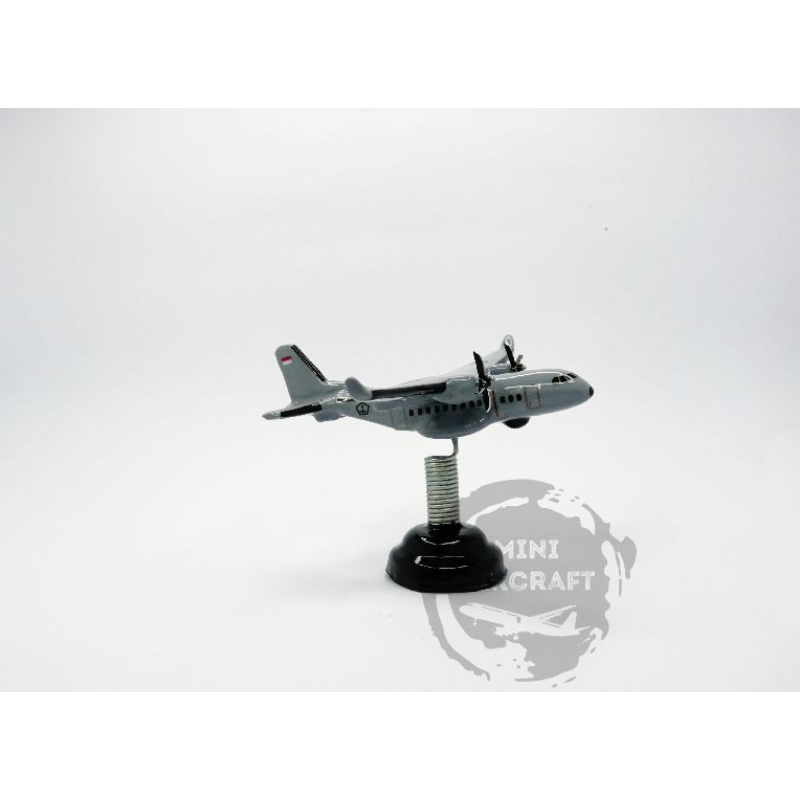 Miniatur Pesawat CN 235 TNI AL cn235 ptdi