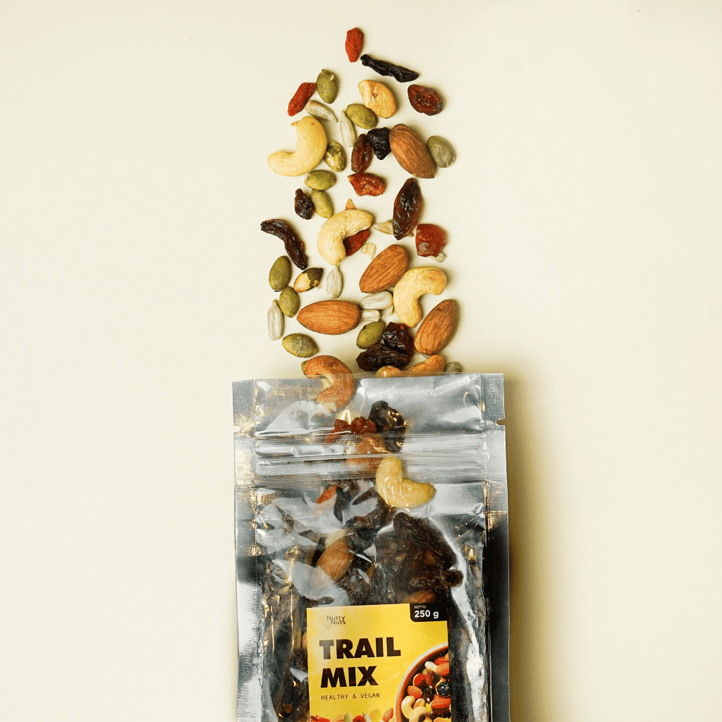 

Trail Mix 8 Varian Roasted Nuts & Dried Fruits Premium NuttyNuts - Campuran kacang panggang dan buah kering