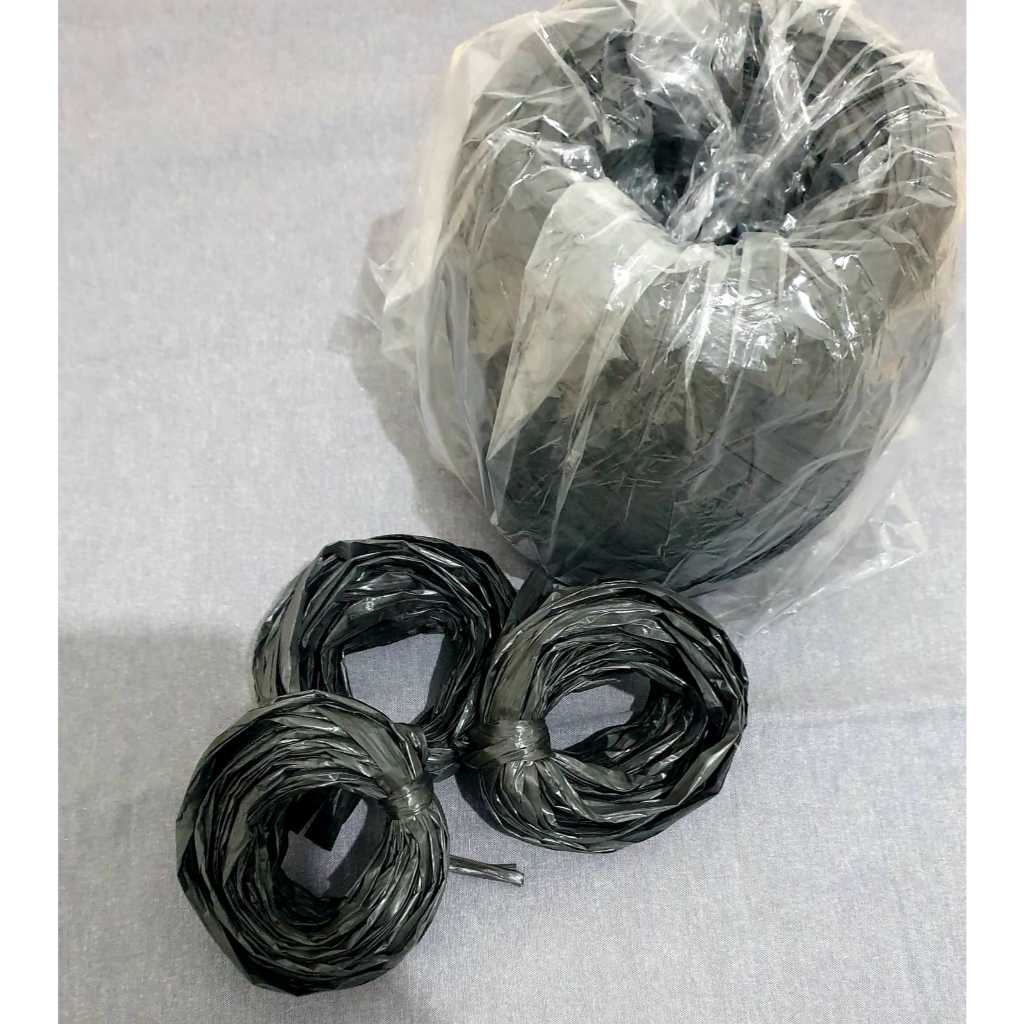 

Tali Rafia plastik warna hitam gulungan eceran 10 meter