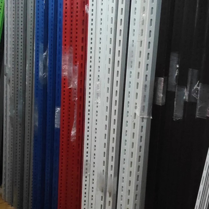 Tiang Besi Siku Lubang Panjang 2 Meter Lebar 4x4 cm