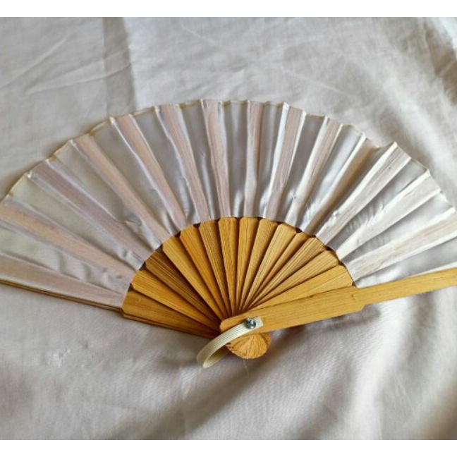 

Langka Kipas Lukis Polos Bahan Kain Sateen feles