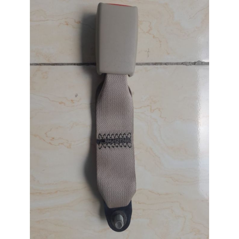 safety belt UNIVERSAL/colokan safety belt sabuk pengaman jok tengah belakang agya ayla avanza xenia