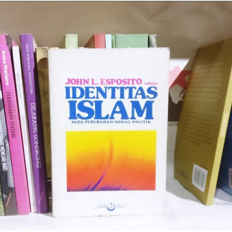 Buku-buku John L. Esposito Islam dan Pembangunan / Islam: Kekuasaan Pemerintahan, Doktrin Iman / Sai