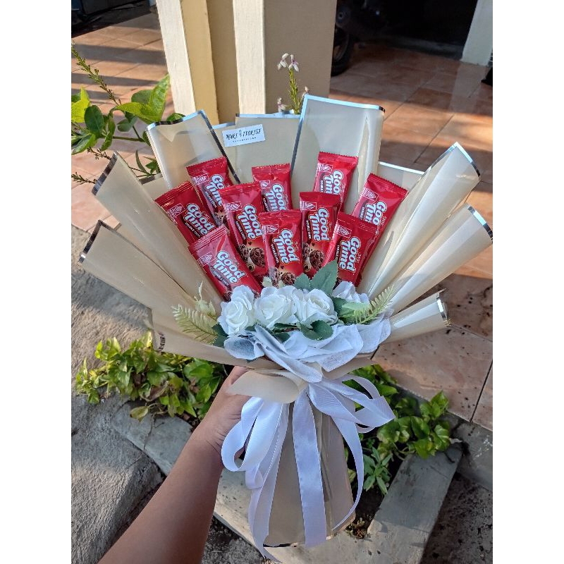 

Buket Snack Goodtime + mawar artificial