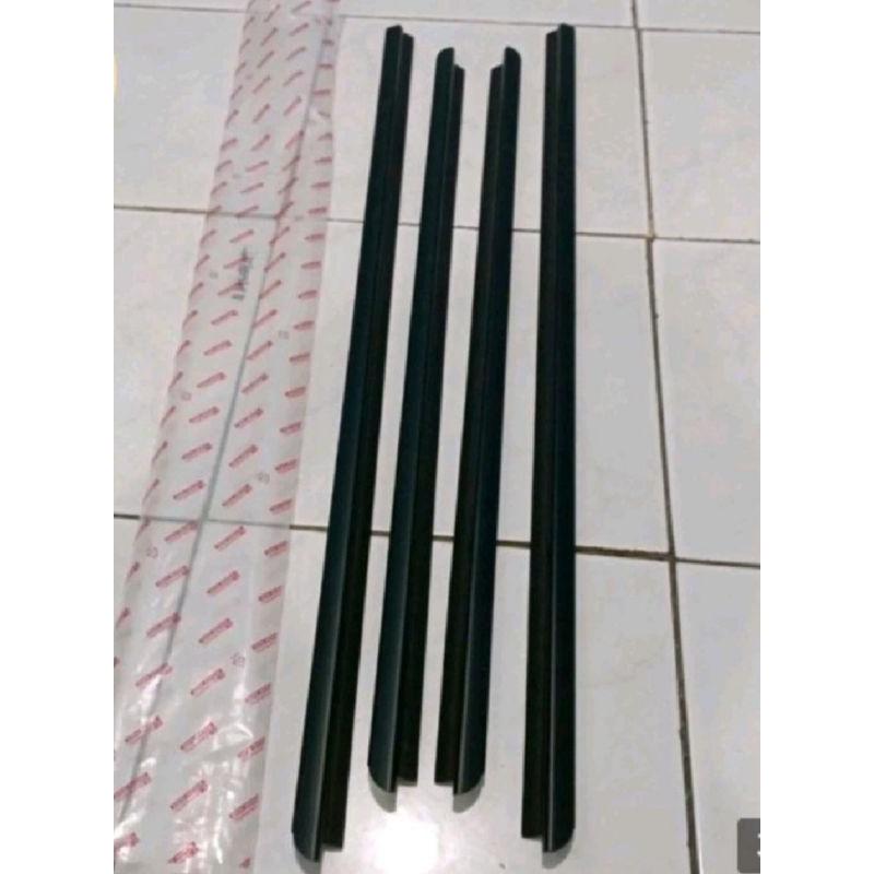 Pelipit Karet Kaca Luar Mobil Taruna Original Car