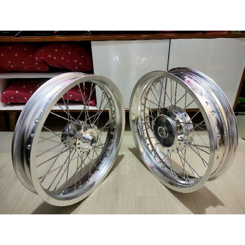 sepaket velg MX king.uk velg 215/250/17 udah setel tingal pasang ban