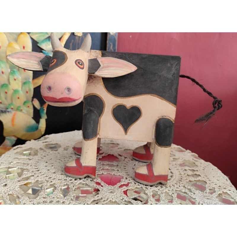 Celengan Patung Sapi sepatu merah Kayu 20X16Jadul buatan tangan th80an CACAT