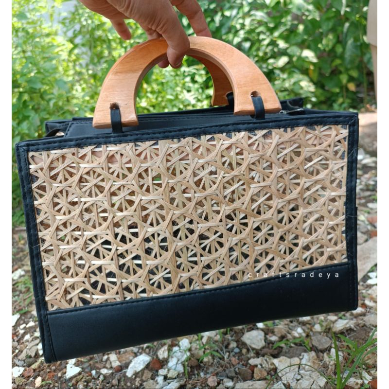 Tas Mika Anyaman Bambu List Hitam Handle Kayu / Tas Kotak Hitam Mika Bambu