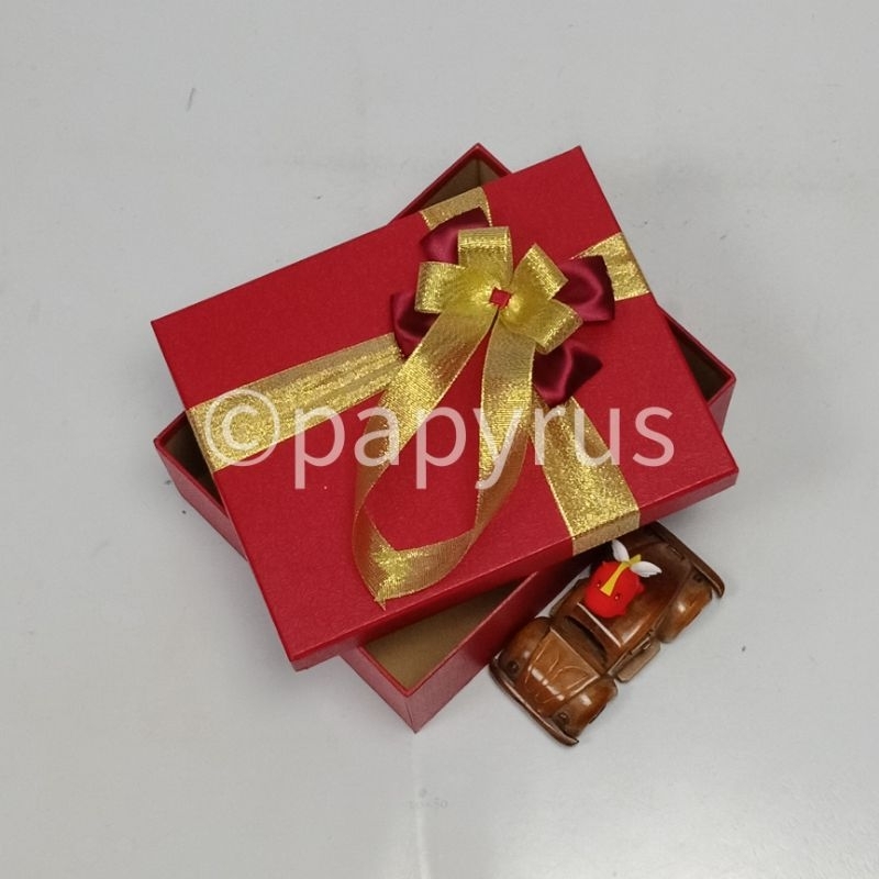 

PAPYRUS 22,5x27,5 Tinggi 10cm Kotak Kado Gift Box V3