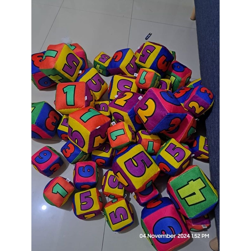 bantal dadu 20 × 20 cm