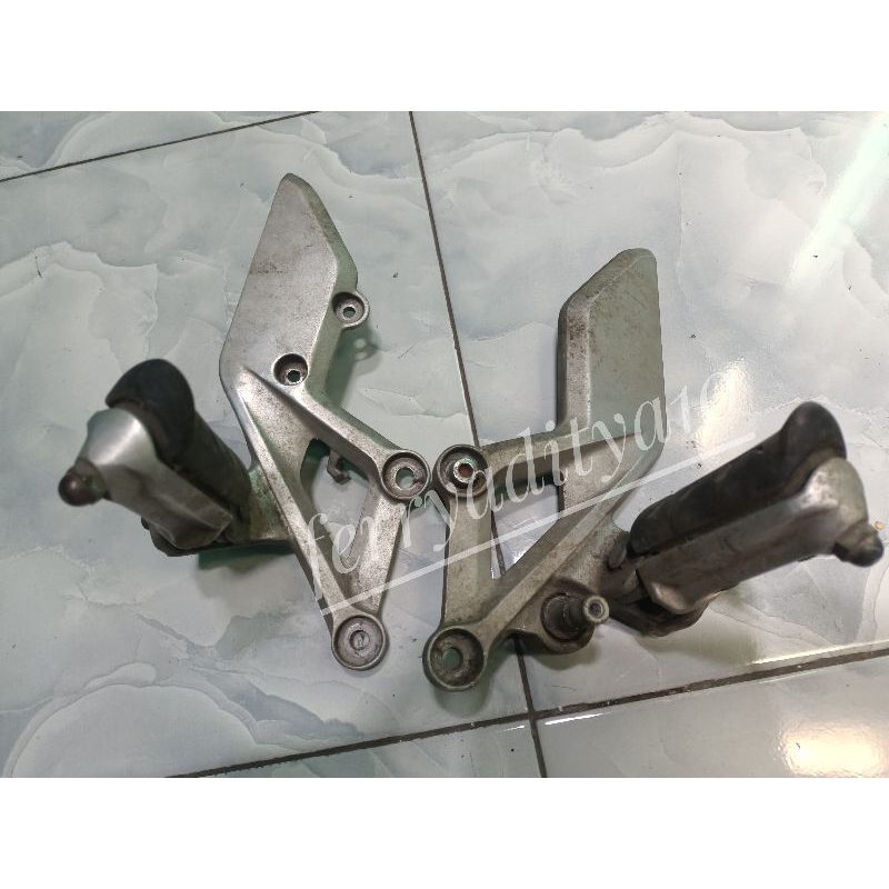 Footstep Depan original CBR 150R K45