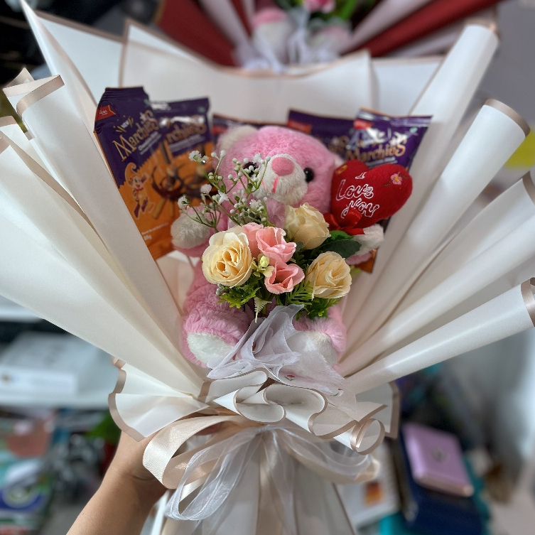 

BUCKET SNACK DAN BONEKA / BUCKET SNACK JUMBO / BUKET BONEKA WISUDA DAN SNACK / BUKET SNACK