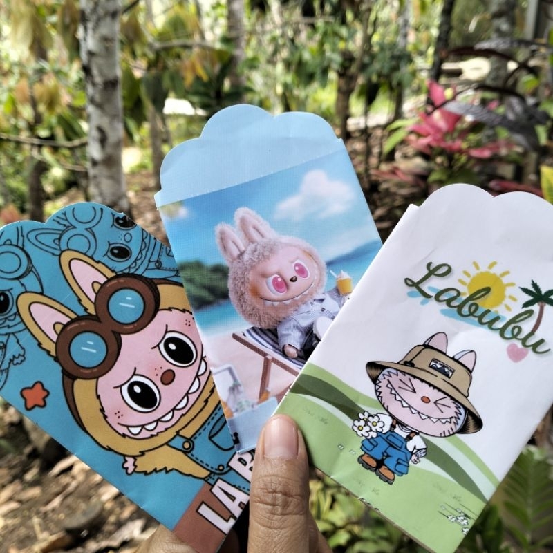 

AMPLOP ANGPAO LEBARAN MEDIUM MOTIF LABUBU ISI 10 PCS