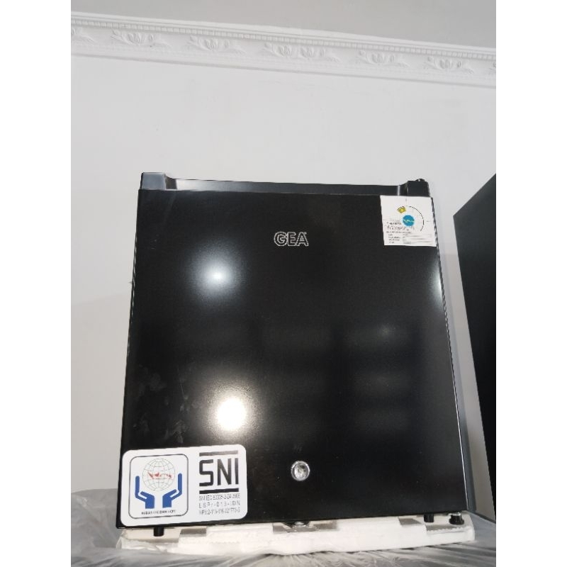 KULKAS MINI GEA RS06DR