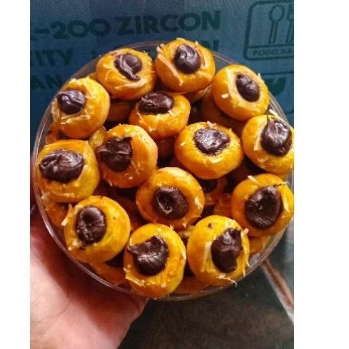 

thumprint coklat homemade dibuat fresh ribuan toples terjual di offline