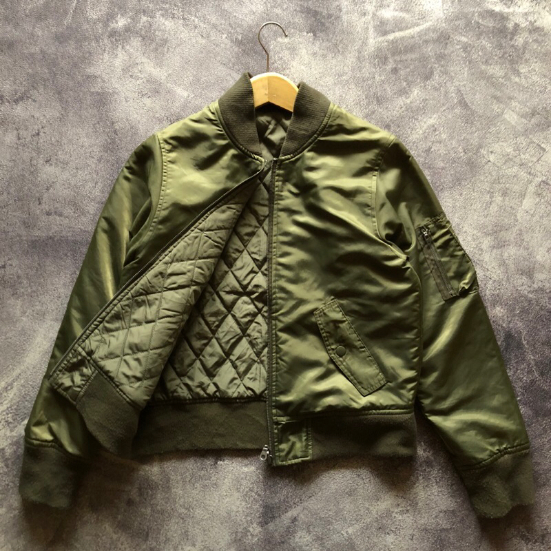 Reversible Croptop Bomber Jacket W closet Second Size M,jacket bolak balik second green bomber jacke