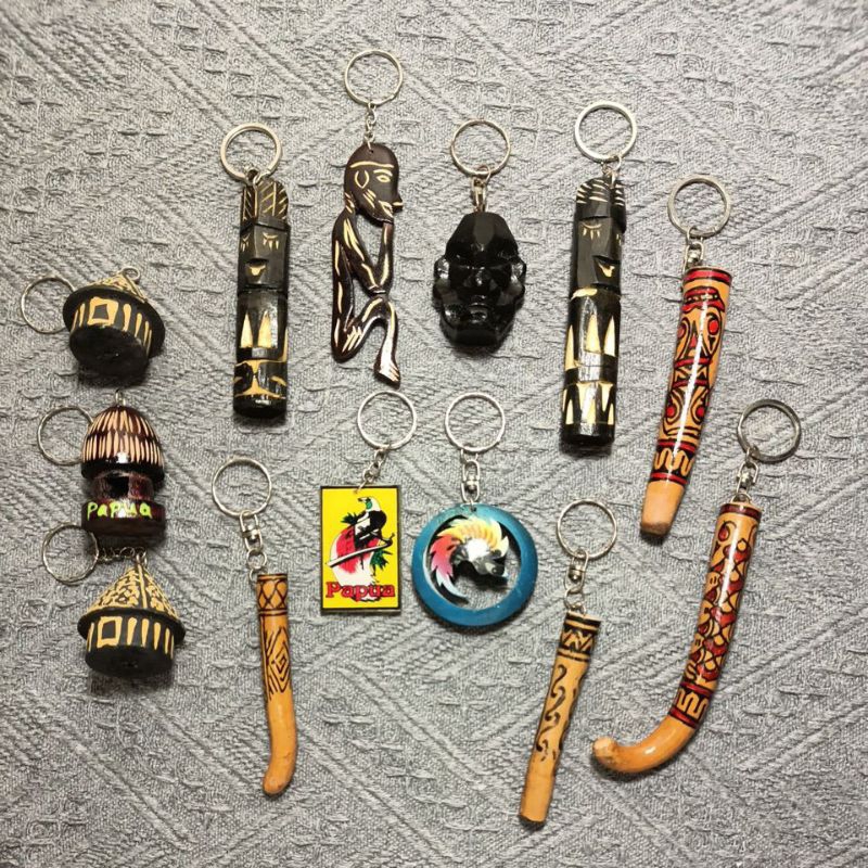 Gantungan kunci/Oleh-oleh/Souvenir Papua (koteka/honai/ukiran/cendrawasih/tifa)
